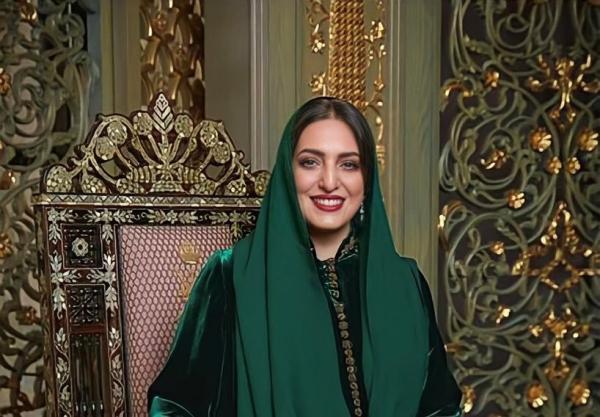 HH the Honourable Lady congratulates General Education Diploma students
