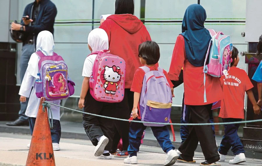 “Oman Takes Action to Protect Students from Health Risks of Heavy School Bags”