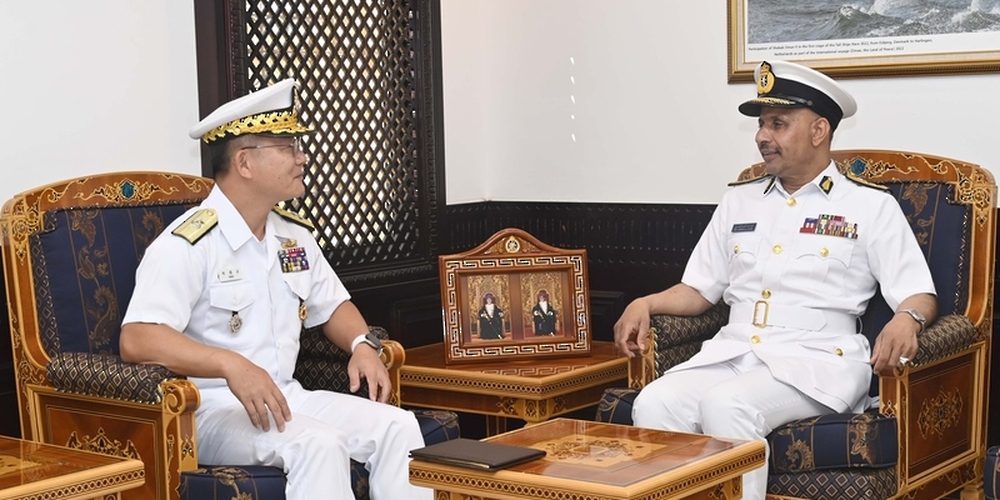 RNO Commander Receives Korean Military Official