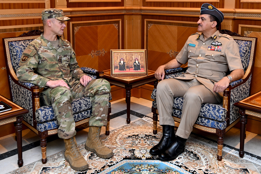 RAFO Commander Receives US Official